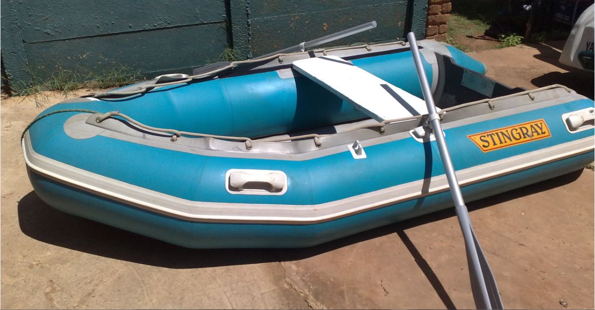 Carel Scheepers - 91 Fitment of oars & velcro fitted bench Carel Scheepers - 91 Fitment of oars & velcro fitted bench